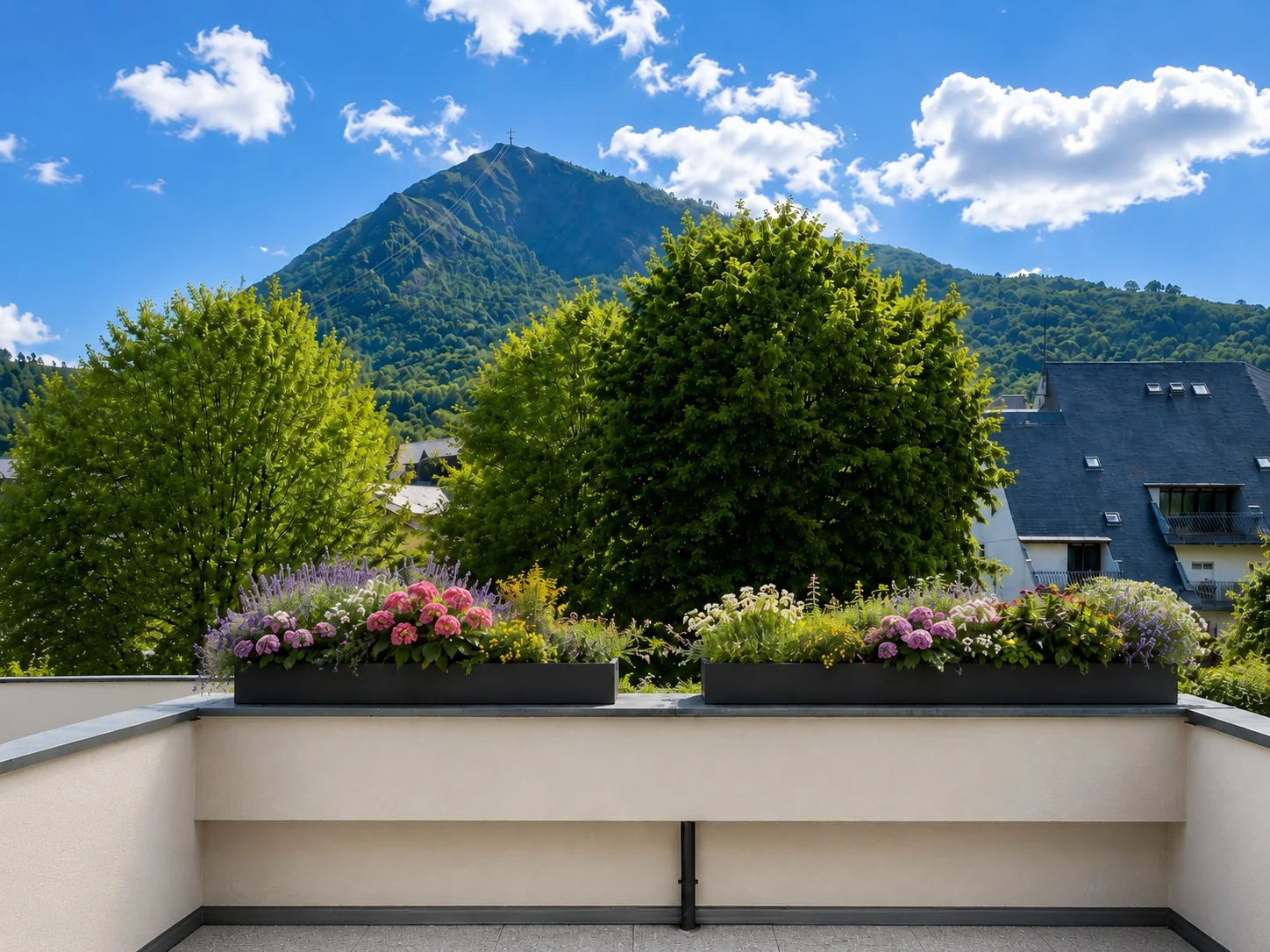 Le balcon fleuri du studio, ouvert sur le sommet et la vallée d'Aure