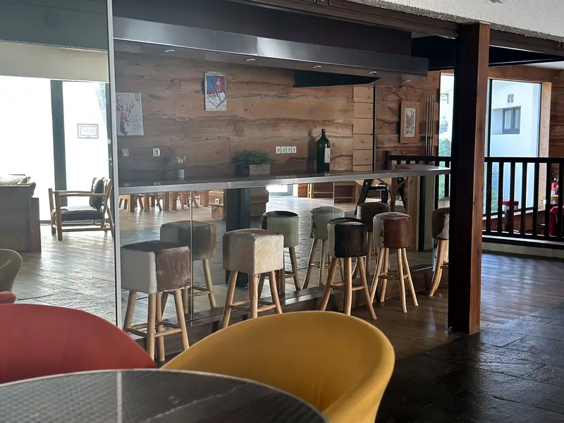 Bar de la résidence et ses tabourets en peau