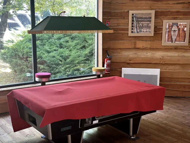 Billard face à la baie vitrée