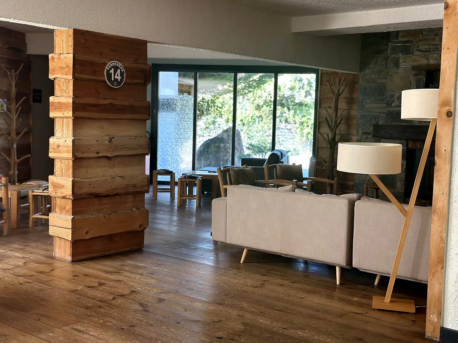 Salon commun de la résidence avec cheminée en pierre
